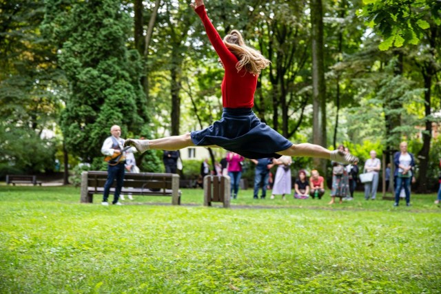 Dzisiaj (21 sierpnia) Park Planty zamienił się w plenerowy teatr tańca. To performans w ramach festiwalu Wschód Kultury.