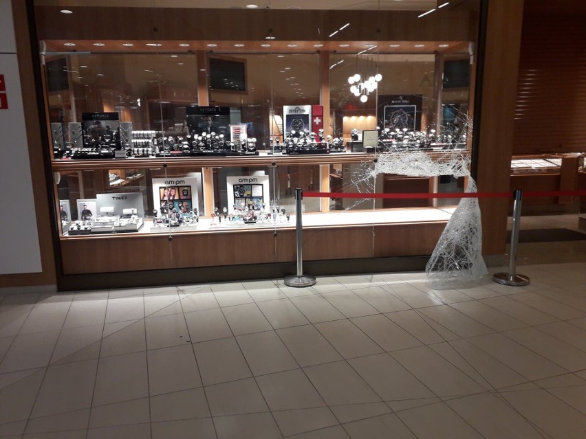 Włamanie do sklepów jubilerskich w galerii handlowej "Alfa" w Grudziądzu [zdjęcia]