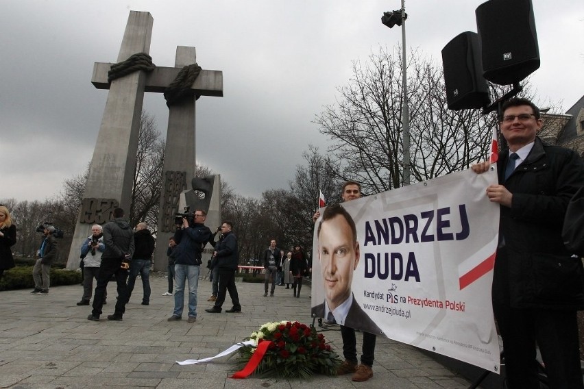 Andrzej Duda w Poznaniu. Złożył kwiaty pod Pomnikiem Ofiar...