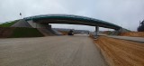 Na budowanej obwodnicy Olesna jest już asfalt i nowy wiadukt. Zobacz, jak wygląda opolska droga S11 [ZDJĘCIA]