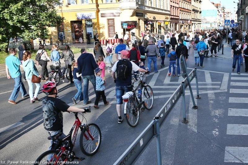 Zombie Walk we Wrocławiu. 300 osób przeszło w marszu żywych trupów (ZDJĘCIA)