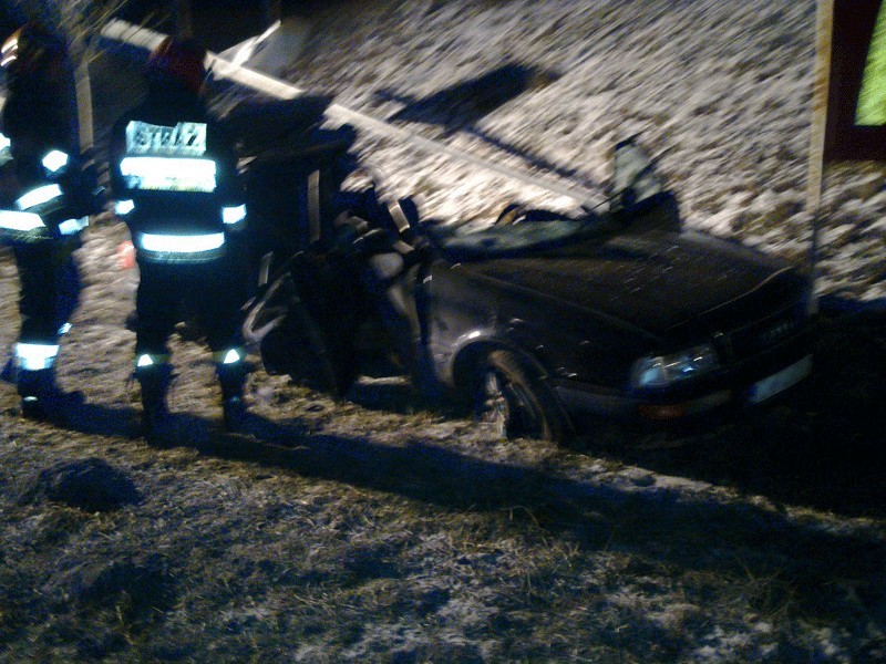  Nocny wypadek w Koszalinie: Audi ścięło latarnię [zdjęcia]