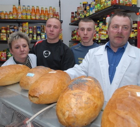 Rodzina Piekarskich w komplecie (od lewej): mama Renata, Marcin, Grzegorz i ojciec Zbigniew. Synowie w każdej wolnej chwili pomagają rodzicom w prowadzeniu sklepu.