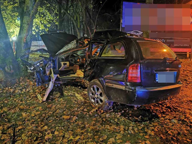 Wypadek na ulicy Gnieźnieńskiej w Koszalinie. Skoda uderzyła w drzewo.