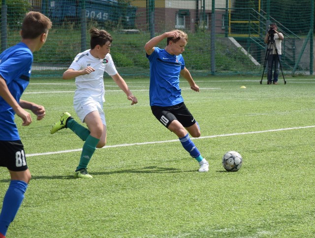 Zakończyły się rozgrywki Minimundialu 2018 &quot;Z Podw&oacute;rka na Stadiony&quot;. W meczu finałowym Broń 2004 Radom wygrała z Radomiakiem 2004 Radom 4:3 po emocjonującym spotkaniu. Zobaczcie naszą galerię zdjęć z tego spotkania. &lt;script class=&quot;XlinkEmbedScript&quot; data-width=&quot;640&quot; data-height=&quot;360&quot; data-url=&quot;//get.x-link.pl/12b15f44-4b2a-8de6-f77e-9f8043c7afb7,dd733511-55be-dd41-5744-74374a82f8e2,embed.html&quot; type=&quot;application/javascript&quot; src=&quot;//prodxnews1blob.blob.core.windows.net/cdn/js/xlink-i.js?v1&quot;&gt;&lt;/script&gt;