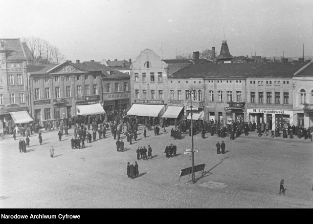 Fragment rynku z usytuowanymi przy nim kamienicami, 1918 - 1939 r.