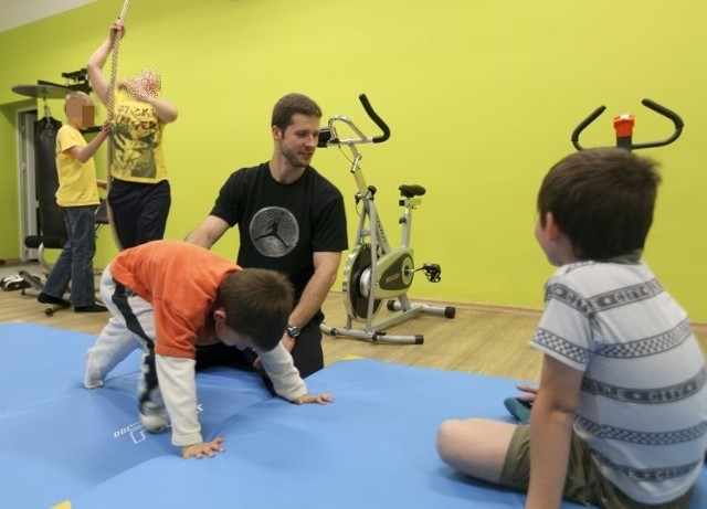 Marcin Karpowicz na co dzień pracuje jako trener personalny i instruktor. Podczas Dnia Dziecka pokazywał maluchom podstawowe ćwiczenia, które każde z nich może wykonać.