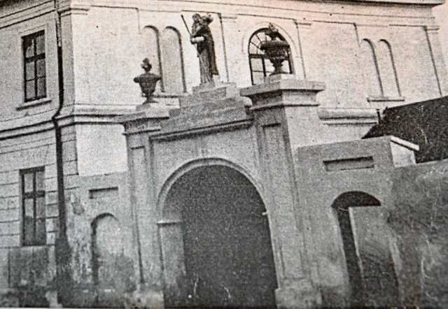 Na zdjęciu z 1935 r. między dwoma gazonami widać figurę, która, według naszych ustaleń, przedstawia Chrystysa Dobrego Pasterza