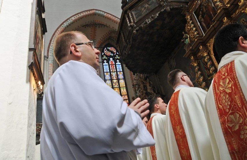 Msza krzyżma świętego celebrowana w kościele katedralnym diecezji toruńskiej