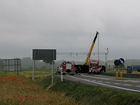 Samochód ciężarowy przewrócił się pod Pniewami. Droga 92...