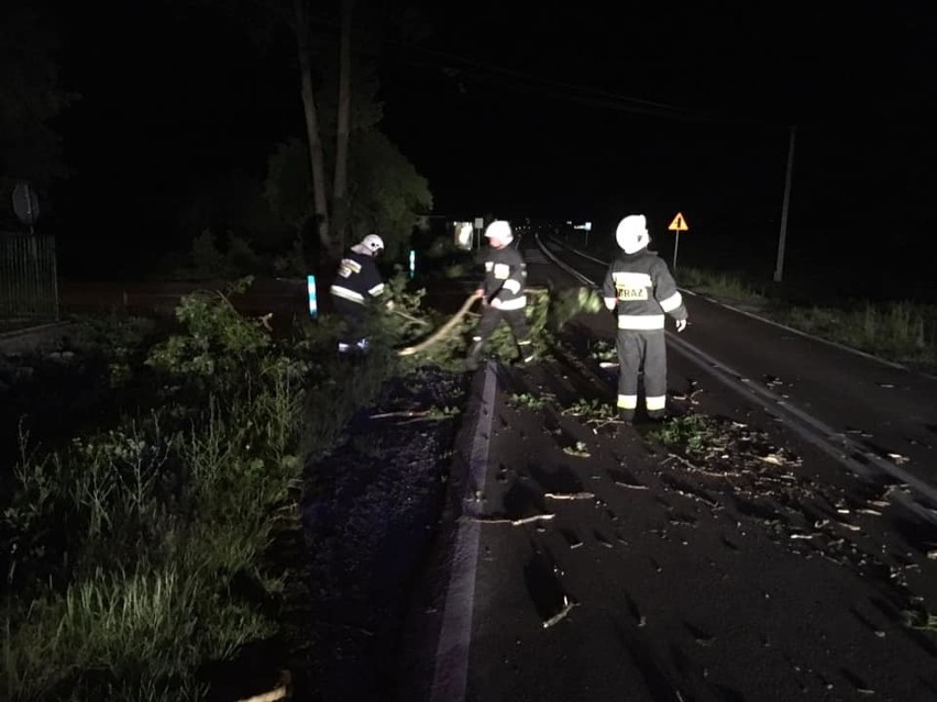 Niespokojna noc w powiecie zambrowskim. Burza i silny wiatr wyrządziły szkody. Z budynku Domu Dziecka wyleciało okno (zdjęcia)