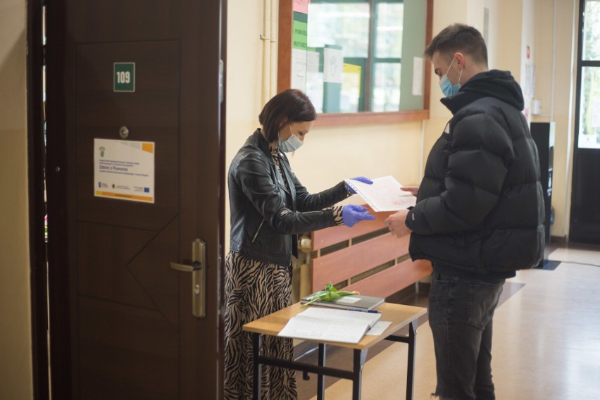 Odbieranie świadectw na koniec roku szkolnego w reżimie sanitarnym