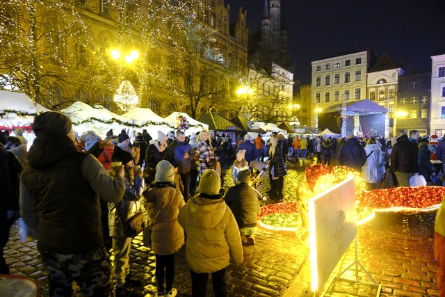 Jarmark Bożonarodzieniowy potrwa na Rynku Staromiejskim w Toruniu od 25 listopada do 21 grudnia. Na sobotę 25 listopada zaplanowano jego uroczyste otwarcie - początek o godzinie 17.30