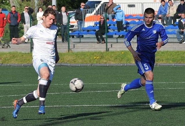 Robert Ziętarski (biały strój) występował w sezonie 2011/12 w Kotwicy Kołobrzeg. Szkoleniowcem zespołu był wówczas obecny opiekun Bałtyku Koszalin, Wojciech Polakowski