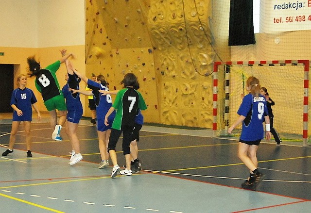 Mimo zaciętych ataków dziewczęta ZSZ (zielone koszulki) nie sprostały mistrzyniom z III LO w Brodnicy