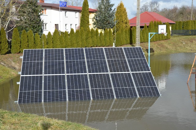 Boisko w Ząbinowicach przypomina raczej basen. Tu zainstalowano panele.