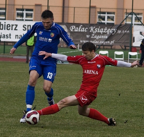 Zbigniew Zakrzewski (z lewej) i Piotr Galuś walczą o piłkę.