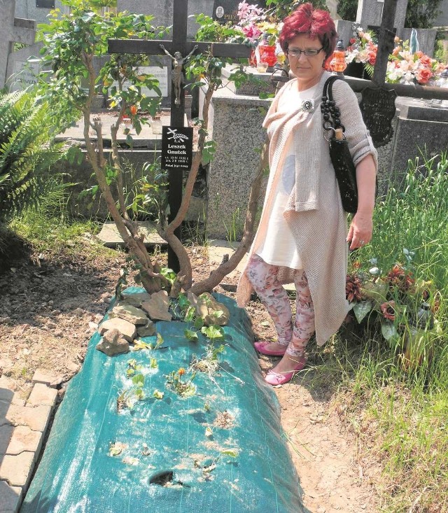 Ewa Skowrońska przy grobie ojca, na którym kilka dni temu znalazła ludzką szczękę. Do dziś nie może po tym dojść do siebie.