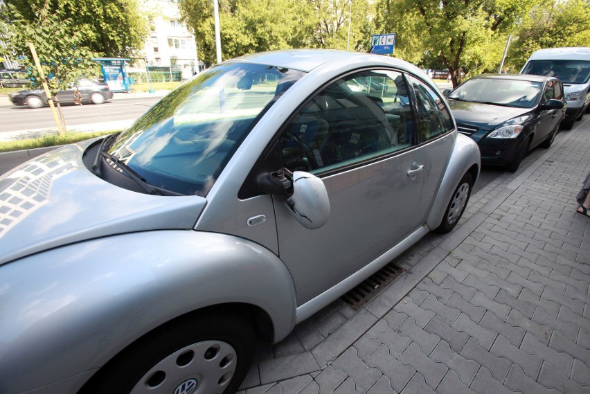 Wandal zniszczył prawie 40 samochodów. Policja poszukuje sprawcy