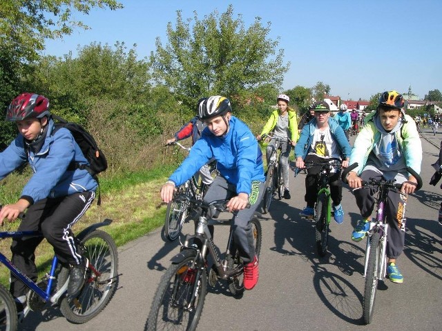 W rajdzie po zakątkach Radomia związanych z produkcją rowerów, funkcjonowaniem klubów sportowych i znanymi kolarzami wzięło udział niespełna 100 osób w bardzo różnym wieku.