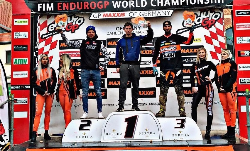 Rafał Bracik z KTM Novi Korona na podium mistrzostw świata w rajdach enduro w Niemczech