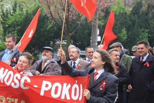 Manifestacja pierwszomajowa w Dąbrowie Górniczej - zebrało...