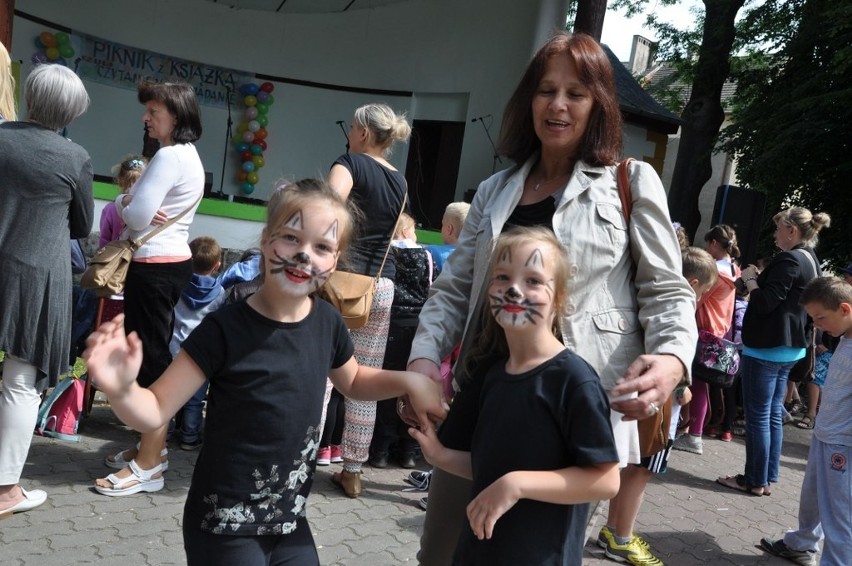 Piknik z książką w Szczecinku. Przedszkolaki śpiewają i recytują [zdjęcia, wideo]
