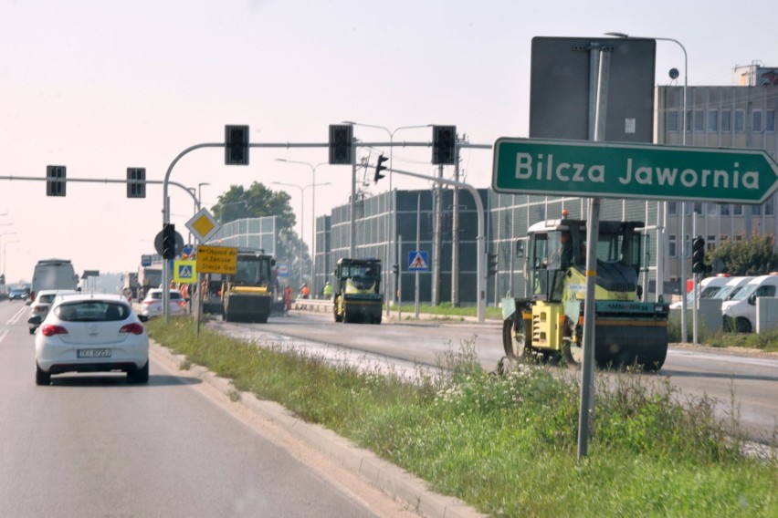 Zaczęło się! Drogowcy układają ostatnią warstwę nawierzchni na budowanej obwodnicy Morawicy [ZDJĘCIA, WIDEO]