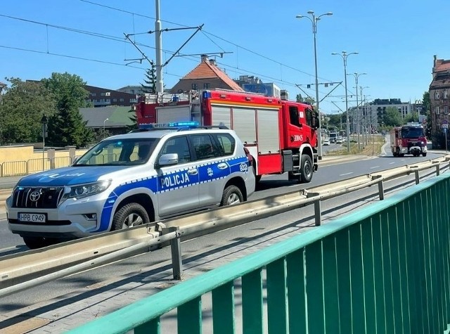 Mężczyzna miał skoczyć do Odry w okolicy mostu im. Romana Dmowskiego. Dyżurujący ratownicy WOPR natychmiast udali się na miejsce zdarzenia.
