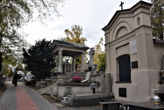 Cmentarze na kaliskiej Rogatce. Mieszczą się tam trzy najpiękniejsze, zabytkowe kaliskie nekropolie. Jedną z nich jest Cmentarz Miejski, założony w 1807 roku. To jeden z najstarszych polskich cmentarzy, wpisany do rejestru zabytków w 1954. Spoczywają na nim prochy m.in. Adama Chodyńskiego, Władysława Kościelniaka i Alfonsa Parczewskiego.Zobacz więcej zdjęć z tego cmentarza