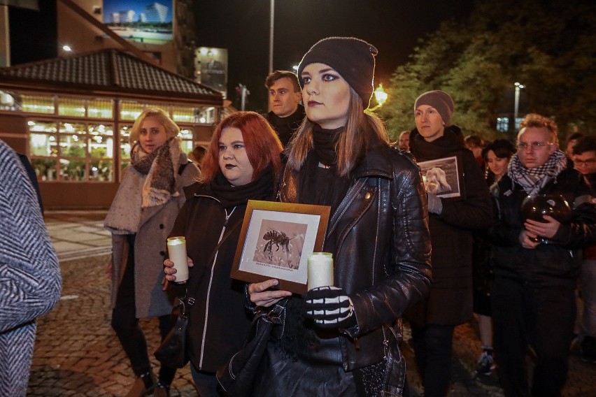 "Pogrzeb Prz_szłości" w Szczecinie. "Żałobnicy" przeszli ulicami miasta. To protest w sprawie klimatu [ZDJĘCIA]