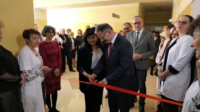 Uroczystego przecięcia wstęgi w nowej pracowni RTG lipskiego szpitala dokonał między innymi starosta Sławomir Śmieciuch oraz Maria Chmielnicka, dyrektor szpitala.