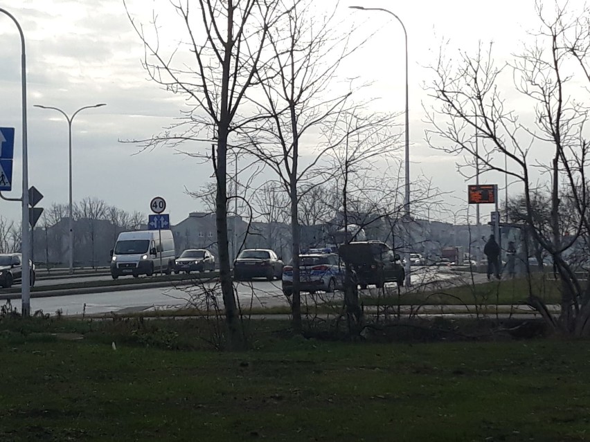 Wrocław: Wypadek na Buforowej. Kierowca volkswagena uderzył w jaguara