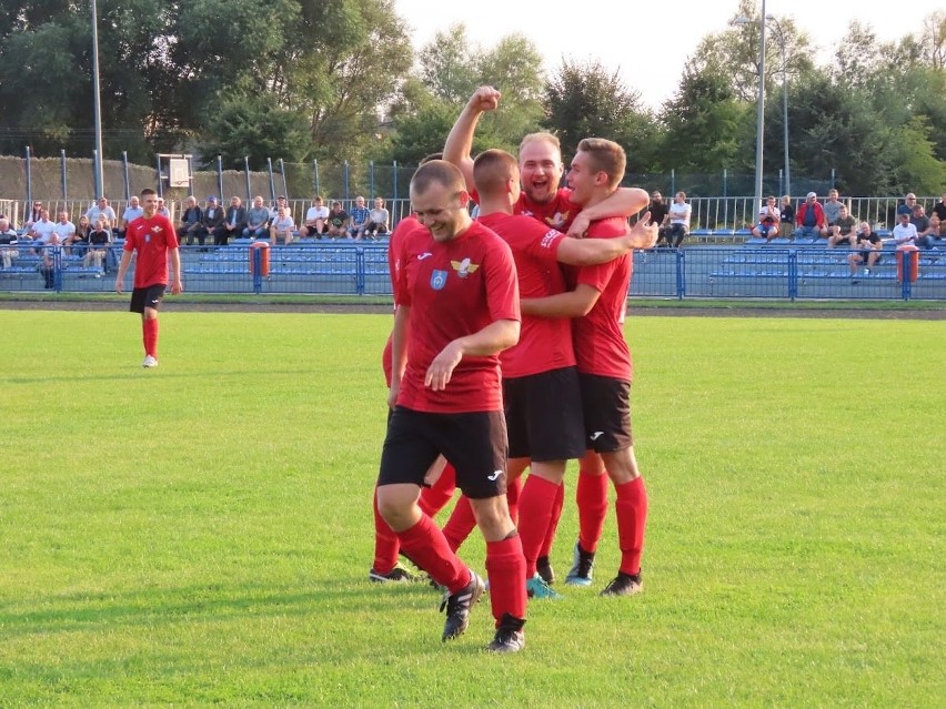 Piłkarze Pogoni Łapy wygrali u siebie 4:0 ze Stawiskami