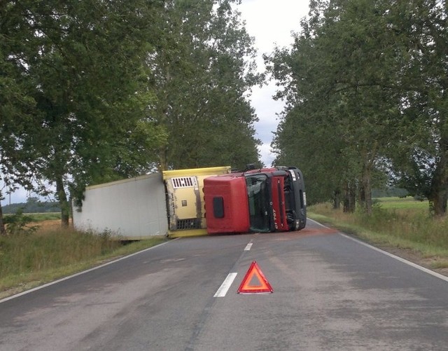 Przewrócony tir blokuje drogę 211.