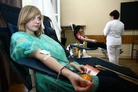 Studenci namawiają do honorowego oddawania krwi