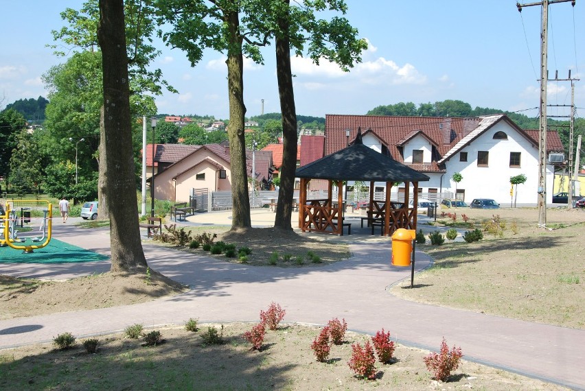 Park w Kluczach zyskał nowe oblicze. Pojawiły się stoły do gier, siłownia, plac zabaw i altana [ZDJĘCIA]