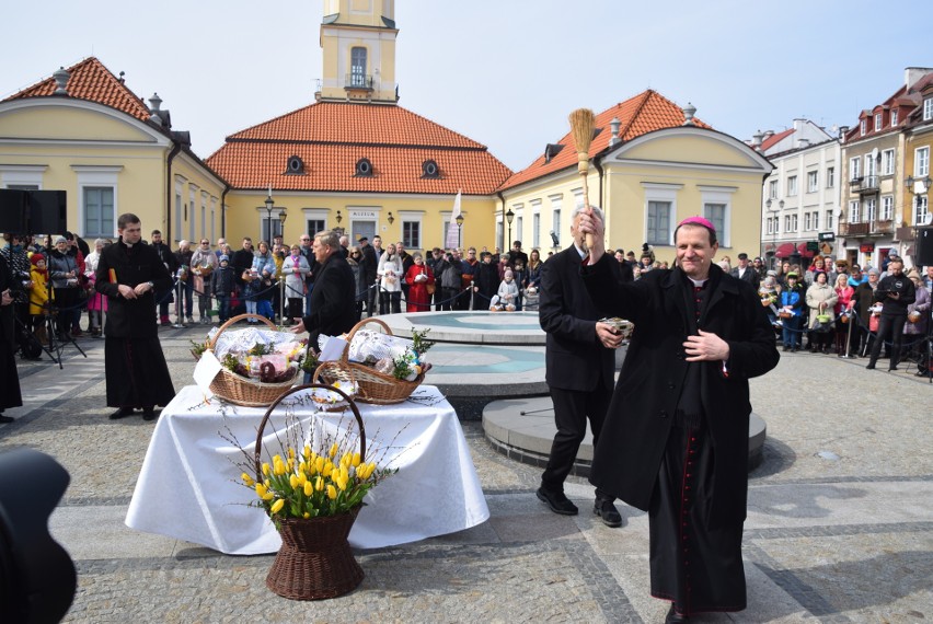 Abp Tadeusz Wojda poświęcił pokarmy na Rynku Kościuszki