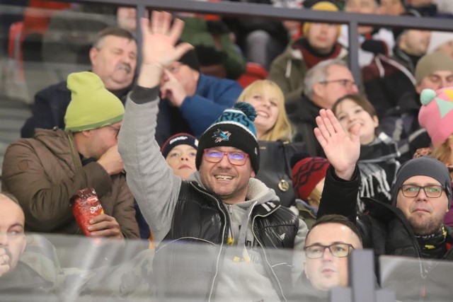 Hokeiści GKS Tychy, ku radości swoich kibiców, pokonali na Stadionie Zimowym Tauron Podhale Nowy Targ   Zobacz kolejne zdjęcia. Przesuwaj zdjęcia w prawo - naciśnij strzałkę lub przycisk NASTĘPNE