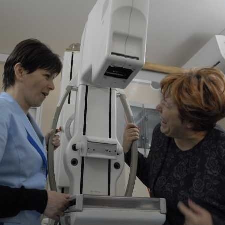 Lidia Markowicz, technik elektroradiologii ( z lewej) oraz Jadwiga Skiruk prezentują amerykański mammograf GE Senographe 800T,  który jeździ w mammobusie. Zakupiono go w 2005 r.