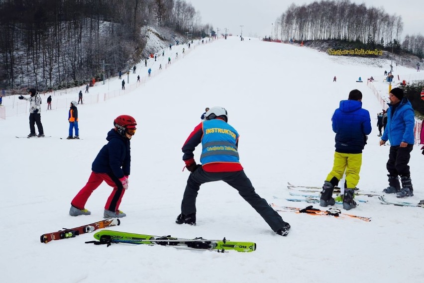 Ruszają kolejne wyciągi narciarskie w Świętokrzyskiem. Świetne warunki dla narciarzy