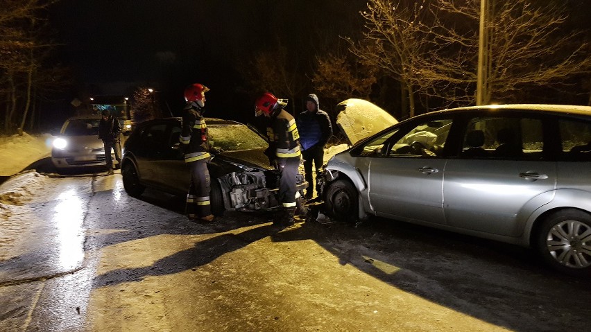 Dwa samochody zderzyły się w Górnie, są utrudnienia na trasie Kamień - Sokołów Małopolski. Wypadek w Chmielniku