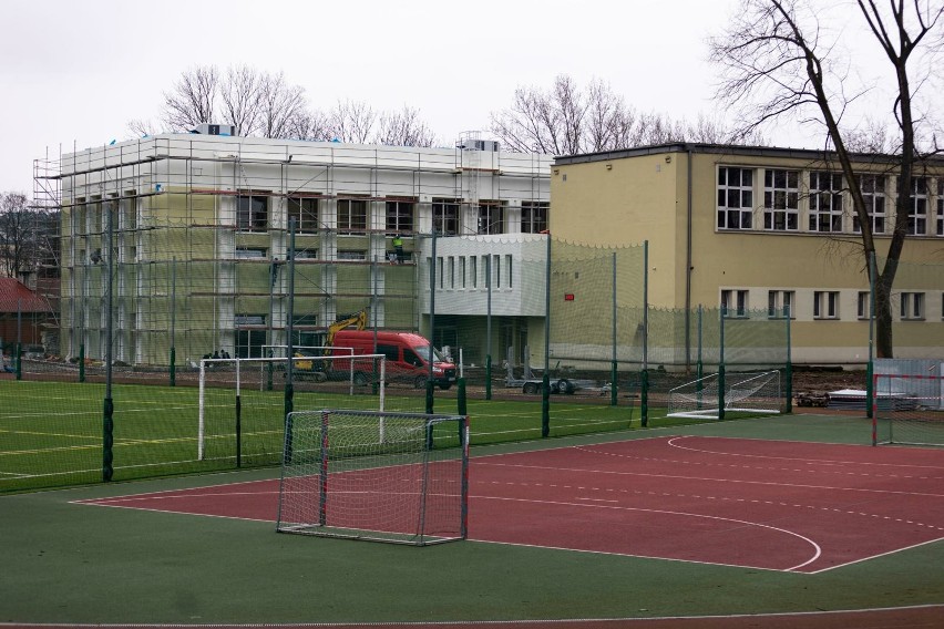 Budowa hali sportowej przy VIII LO w Krakowie.