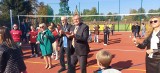 Boisko wielofunkcyjne przy PSP 1 w Grodkowie oficjalnie otwarte. Dzieci uświetniły uroczystość pierwszy meczem [ZDJĘCIA]