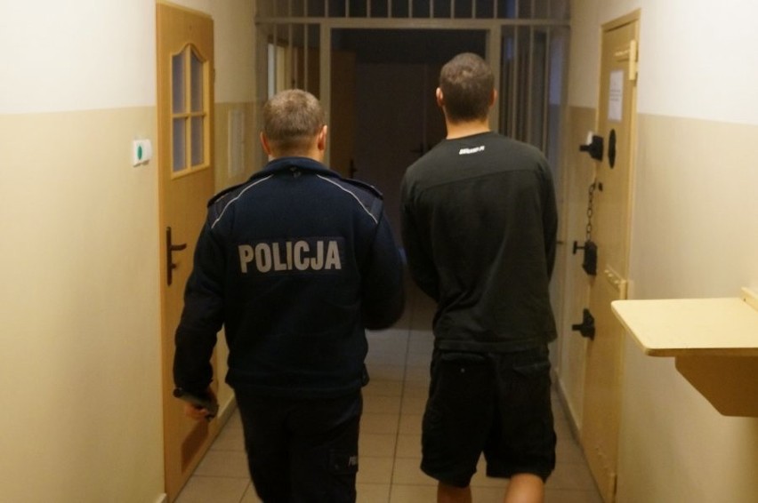 Łodygowice: Pięciu mężczyzn rzuciło się na policjantów