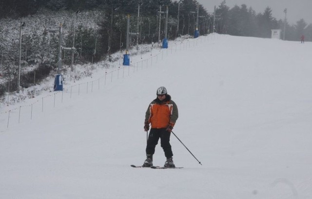 W święta warto się wybrać na narty w Góry Świętokrzyskie, bo śniegu nie zabraknie.