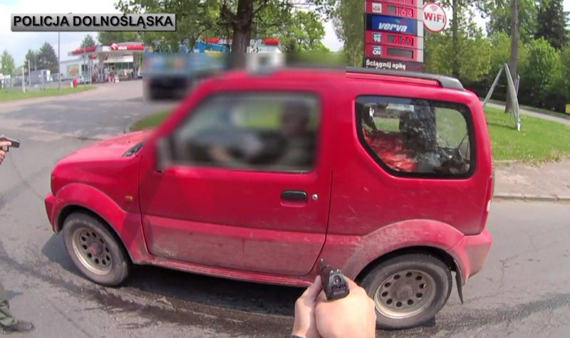 Zajechali drogę i wyskoczyli z bronią - tak policjanci zatrzymali sprawcę alarmu bombowego (FILM)