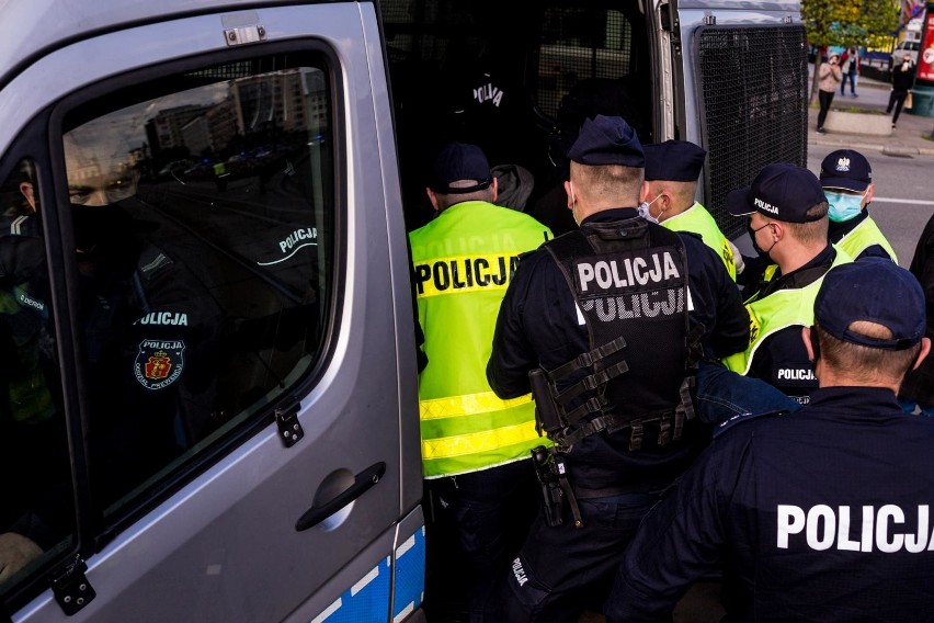 Mężczyzna został już zatrzymany przez policjantów. Zdjęcie...