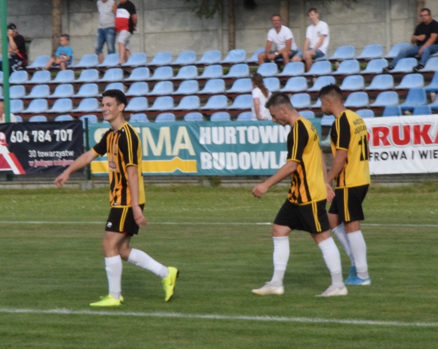 4 liga. Naprzód Jędrzejów wysoko pokonał Wierną Małogoszcz. Grad goli w derbach powiatu jędrzejowskiego (WIDEO, ZDJĘCIA)