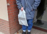 Bezdomny bez butów siedział na przystanku w Żorach. Pomogli mu policjant i proboszcz jednej z parafii